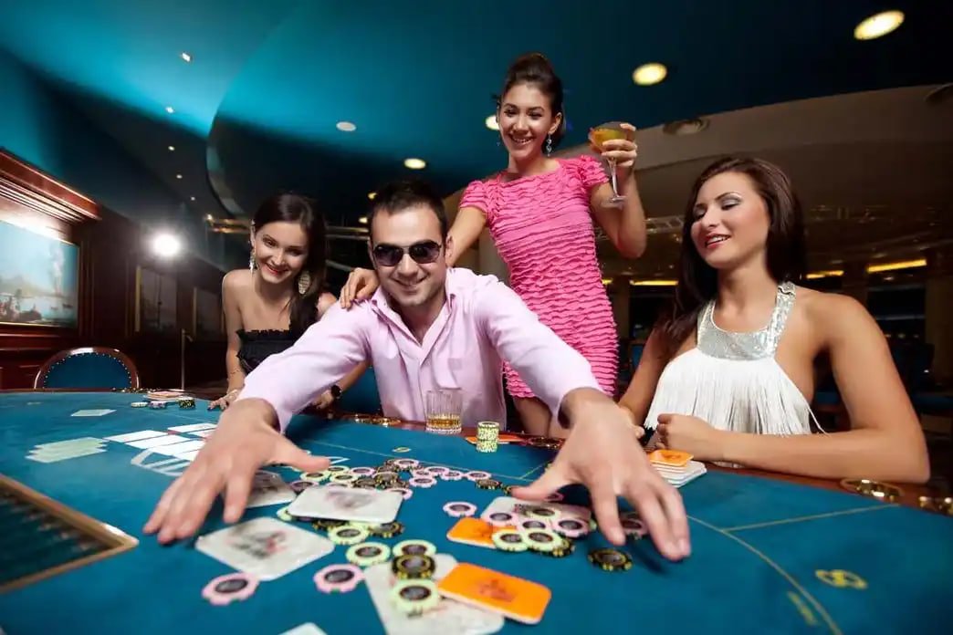 TripleNine တွင် Jackpot Slot ဂိမ်းကစားနေသောမြင်ကွင်း